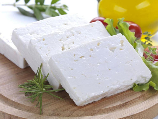 Как се прави истинско бяло саламурено сирене – традиция и вкус в една хапка